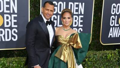 Alex Rodríguez y Jennifer López en la alfombra roja de los Globos de Oro de 2020.