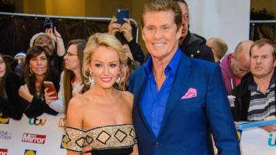Hayley Roberts y David Hasselhoff.