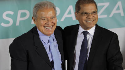 Salvador Sánchez Cerén, candidato del Frente Farabundo Martí para la Liberación Nacional, y su vicepresidente Óscar Ortiz ayer en una rueda de prensa.