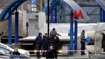 Un grupo de policías hace guardia ante una estación de metro de Moscú. EFE/Archivo