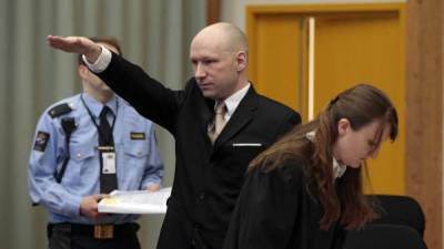 Breivik realizó el saludo nazi frente al juez.