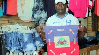 Joseph Jean Bernard Augustin tiene un negocio de ropa para damas en La Ceiba.