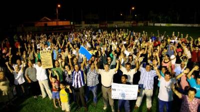 Los pobladores de la Fesitanh tuvieron una reunión en el diamante de béisbol la noche del jueves.