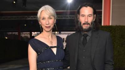 Alexandra Grant posando con Keanu Reeves en su primera aparición pública.