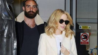 Joshua Sasse y Kylie Minogue