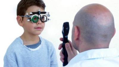 Una vez al año, debe llevar a su hijo a una revisión de sus ojos.