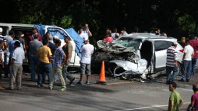 La camioneta quedó destruida en su parte frontal, en medio de la CA-5, adonde se formó un congestionamiento vial durante varias horas de la mañana.