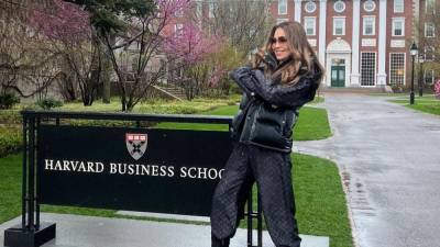 ¿Qué estaba haciendo Thalía en la universidad de Harvard?