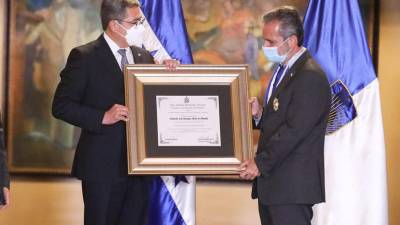 El presidente de Honduras, Juan Orlando Hernández, entrega la Orden “Francisco Morazán” a Eduardo Almeida.