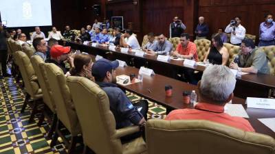 Revelan que hay unos 20,000 empleos en riesgo si no se flexibilizan las medidas.