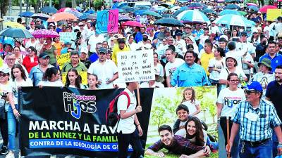 Los padres de familia y las iglesias católica y evangélica en una gran movilización pidieron a la presidenta que vetara la ley.