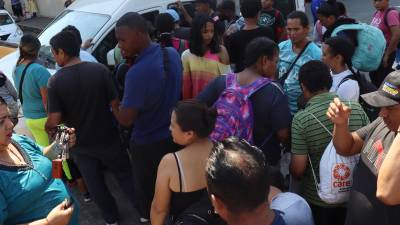 Migrantes varados en Chiapas, México, buscan documentos que les permitan transitar por el país en su ruta hacia EEUU.