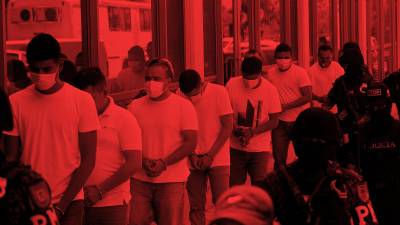 Policías sindicados por delitos desfilan resguardados por juzgados sampedranos.