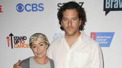 Shannen Doherty junto con su exesposo Kurt Iswarienko en una foto de archivo.