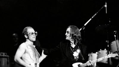 Elton John y su entonces amigo John Lennon en una fotografía de archivo.