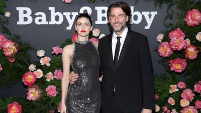 Alexandra Daddario y el productor de cine, Andrew Form.