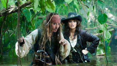 El actor Johnny Depp junto a Penélope Cruz en una escena de “Piratas del Caribe”.