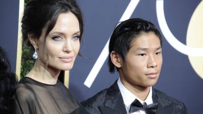 La actriz Angelina Jolie junto a su hijo Pax.