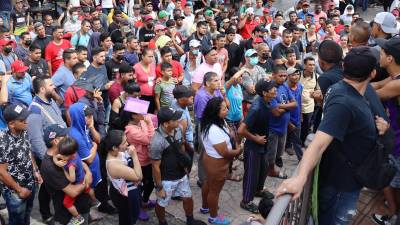 Los migrantes centroamericanos y venezolanos piden seguridad a las autoridades mexicanas para trasladarse desde Tapachula hacia la frontera con EEUU.