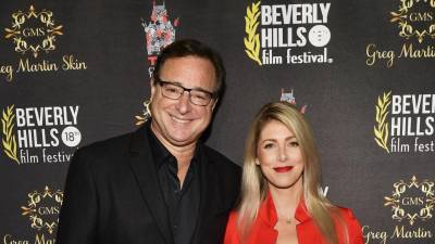 El fallecido actor Bob Saget (65) con su viuda, Kelly Rizzo (44).