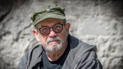 Fotografía cedida por la oficina de Silvio Rodríguez que muestra al cantautor cubano mientras posa en la Habana (Cuba).