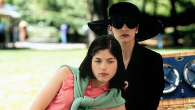 Selma Blair y Sarah Michelle Gellar en la icónica escena de ‘Cruel Intentions’ , filme de 1999.
