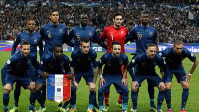 La selección francesa (primera fila, de izda a dcha) Yohan Cabaye, Blaise Matuidi, Mathieu Debuchy, Mathieu Valbuena, Franck Ribéry y Karim Benzema; (fila de atrás, de izda a dcha) Patrice Evra, Raphael Varane, Mamadou Sakho, el portero Hugo Lloris y Paul Pogba.