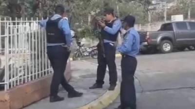 Agentes policiales en la escena del crimen.
