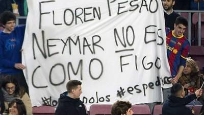 Esta es la pancarta que aficionados del Barcelona llevaron al Camp Nou.