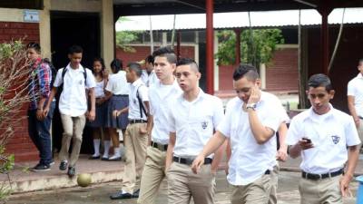 Estudiantes caminan en los predios del Reyes.