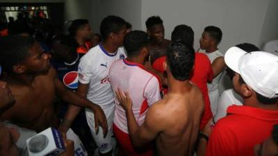Al final del partido Motagua-Olimpia hubo bronca en los camerinos.