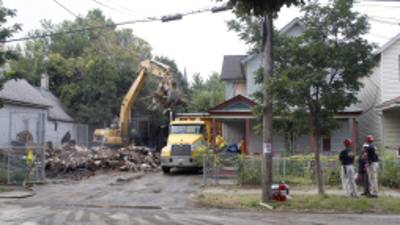 Trabajadores del FBI llevaron a cabo la demolición de la casa de Ariel Castro.