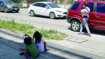 <b>Cientos de niños y mujeres se ven en la calles pidiendo dinero para poder sobrevivir. </b>