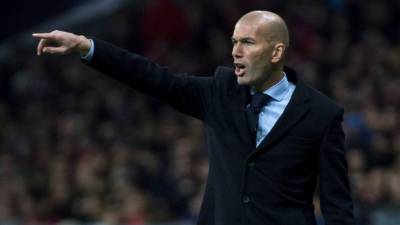 GRAF1649. MADRID, 18/11/2017.- El entrenador del Real Madrid, Zinedine Zidane, durante el partido de Liga en Primera División ante el Atlético de Madrid que se disputa esta noche en el estadio Wanda Metropolitano. EFE/Rodrigo Jiménez