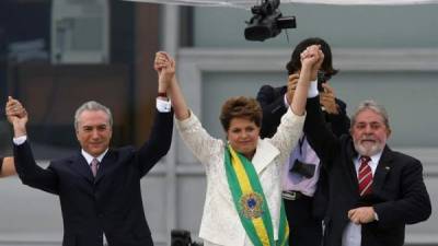 La investidura de la presidenta Dilma Rousseff, acompañada por el actual presidente interino Michel Temer y Luiz Inácio Lula da Silva. EFE