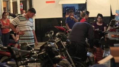 El cadáver de la víctima quedo tirado al lado de la motocicleta que reparaba.