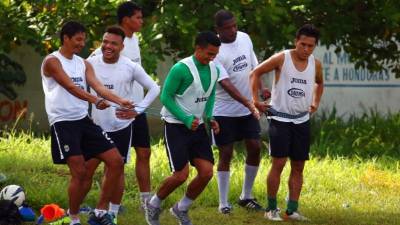 Mauricio Sabillón, Emil Martínez y Mario Berríos haciendo los trabajos. Wilmer Fuentes observa a sus compañeros.