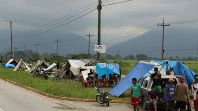 En la mediana de la autopista hacia El Progreso, los pobladores de la Guadalupe, San Manuel se albergaron.