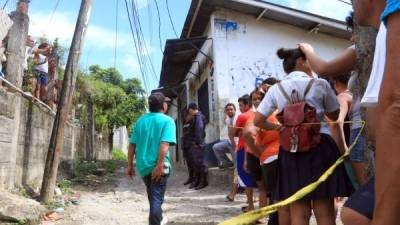 Jorge Alberto Mendoza Guzmán, Brayan Josué Smith Cole y Elmer Alexander Chinchilla en la posta del barrio Sunseri.