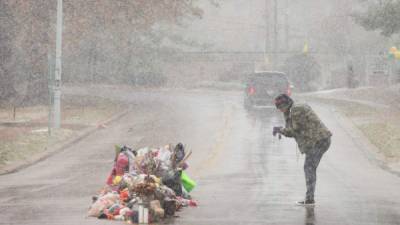 Los pobladores de Ferguson, Misuri, levantaron un memorial en el lugar donde fue asesinado el joven negro Michael Brown a manos de un policía blanco.