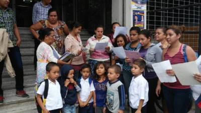 Los padres acompañados de los niños llegaron hoy al Ministerio Público.