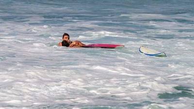 El surfista sufrió un accidente al ser alcanzado por una enorme ola.