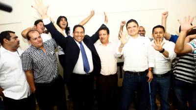 José Luis Valladares, de saco, es el nuevo presidente del CAH. Anoche, el Frente Patria y Justicia celebró su quinto triunfo consecutivo.