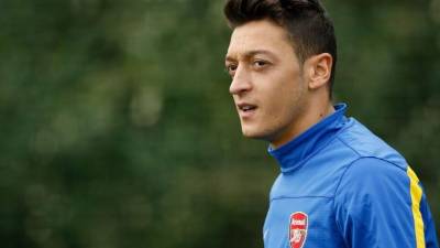 Mesul Özil, de baja entre diez y doce semanas por una lesión en la rodilla.