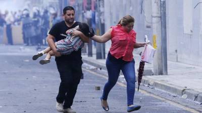 Hasta los niños que andaban con sus padres sufrieron con los gases lacrimógenos.