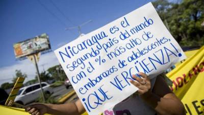 Decenas de mujeres de organismos feministas en la Corte Suprema de Justicia (CSJ). EFE.