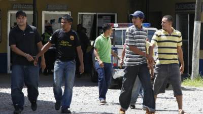 Los cinco sospechosos del doble crimen, ayer fueron puestos a la orden de las autoridades correspondientes.