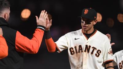 Mauricio Dubón fue felicitado por sus compañeros de los Gigantes de San Francisco.