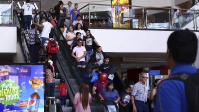 Usuarios en uno de los niveles del City Mall.