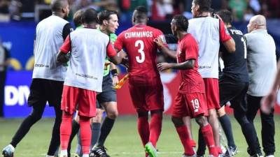La multa se da por mala conducta de los asistentes al estadio, invasión del terreno de juego del cuerpo técnico y espectadores, así como por el uso de bengalas.